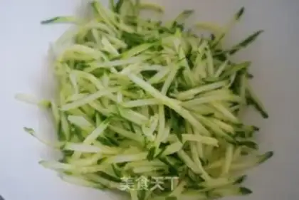 Make cucumber eggcake step 0