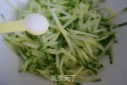 Make cucumber eggcake step 1