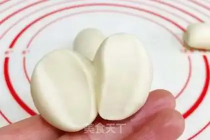 Make Little Fu-chul is making a bun step 5