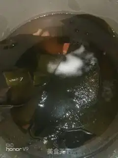 Make Pork hoof sea and mountain soup step 2