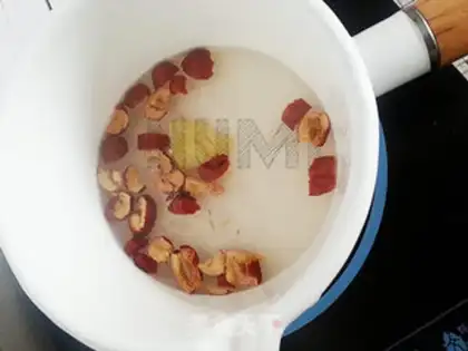 Make Ginger tea with red dates step 1