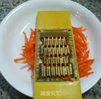 Make Fried eggs, carrots, noodles step 3