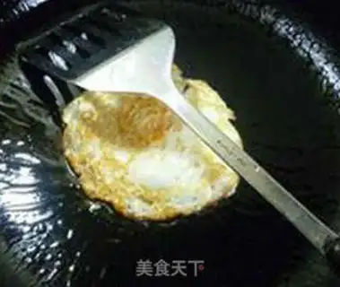 Make Fried eggs, carrots, noodles step 4
