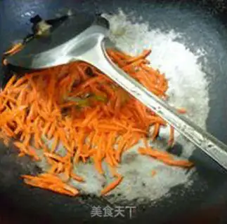 Make Fried eggs, carrots, noodles step 5