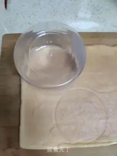 Make Strawberry naked cake step 2