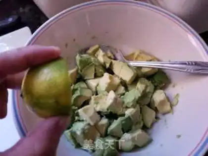 Make Pear guacamole salad step 1