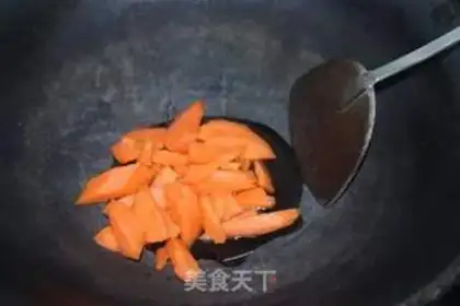 Make Carrot, black-mucked curry step 1