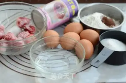 Make Strawberry frozen-heart sponge cake step 0
