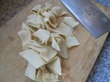 Make Hot cabbage and bean peel step 1