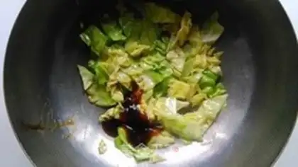 Make Pelican cabbage and shrimp step 4
