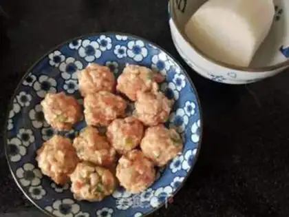 Make radish meatball soup step 1
