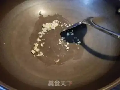 Make Big cabbage tomato fried eggs step 2