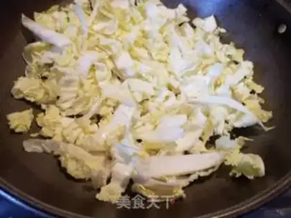 Make Big cabbage tomato fried eggs step 3