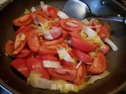 Make Big cabbage tomato fried eggs step 4