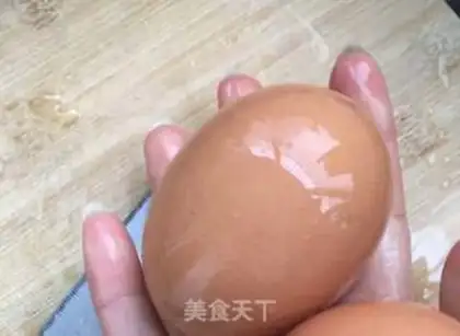 Make Milk and peach stewed eggs step 0