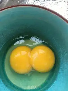 Make Milk and peach stewed eggs step 1