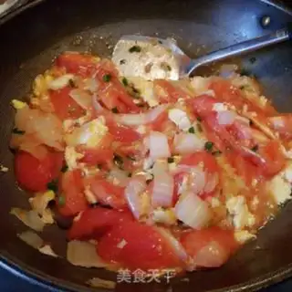 Make Big cabbage tomato fried eggs step 8