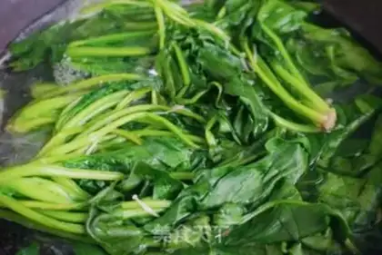 Make Spinach fried golden mushrooms step 1