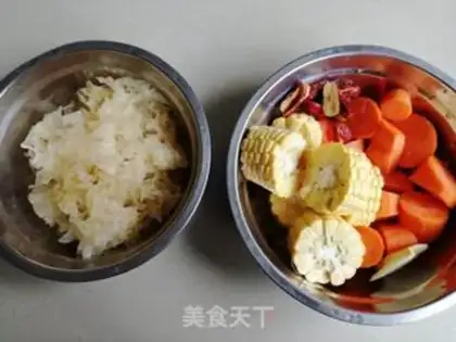Make Silver-ear corn chicken soup step 1