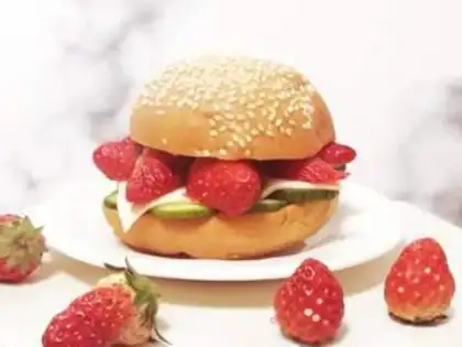 Make Strawberry cheeseburgers step 6