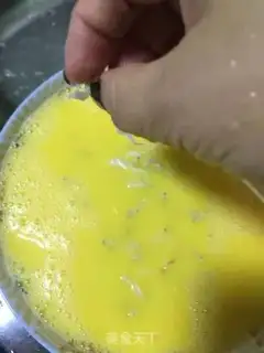 Make Silverfish steamed eggs step 3
