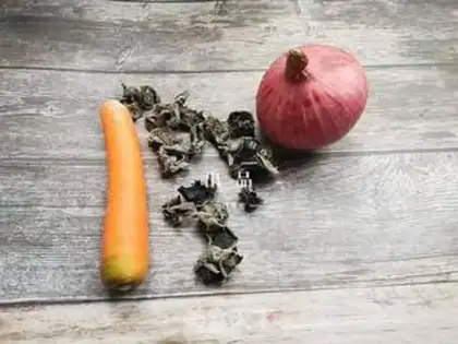 Make Carrot and mooched onions step 0