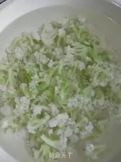 Make The mushrooms and the organic flowers step 3