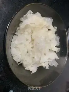 Make Silver ear lily hoof soup step 0