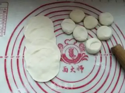 Make A radish fan hugs an egg dumpling step 3