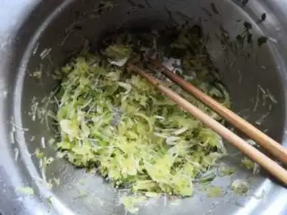 Make A radish fan hugs an egg dumpling step 4