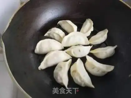 Make A radish fan hugs an egg dumpling step 7