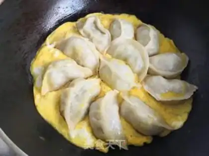 Make A radish fan hugs an egg dumpling step 13