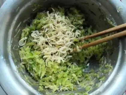 Make A radish fan hugs an egg dumpling step 18