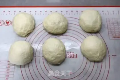 Make Chinese yogurt honey toast step 7