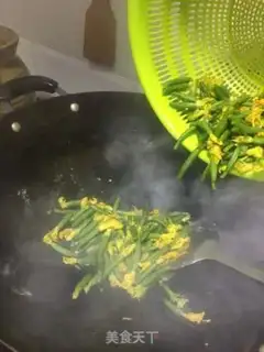 Make cucumber fried fish bags step 11