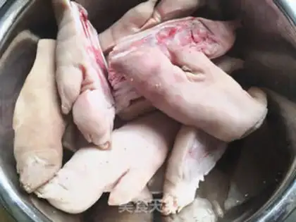 Make Red burning pig hoof step 0