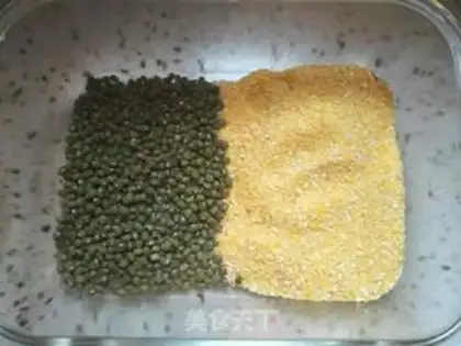 Make Corn dung green bean congee step 0