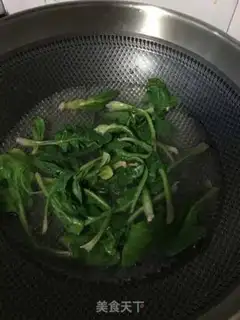 Make Little oily spinach fried goose eggs step 1