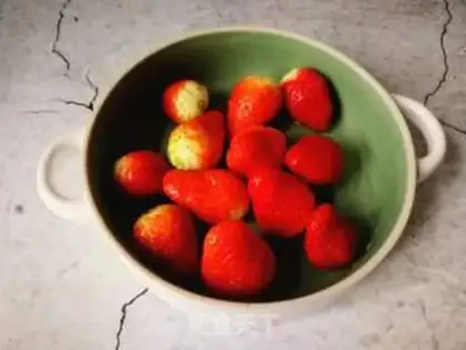Make Strawberry yogurt salad step 1