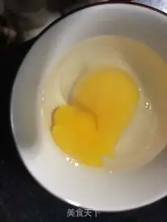 Make Little oily spinach fried goose eggs step 7
