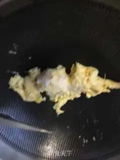 Make Little oily spinach fried goose eggs step 9
