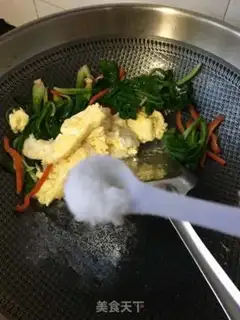 Make Little oily spinach fried goose eggs step 11