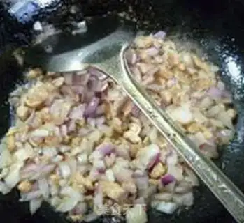 Make Onion chicken fried rice step 7
