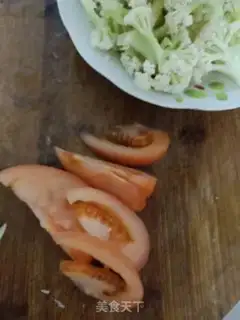 Make Tomato fried flowers step 1