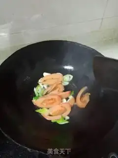 Make Tomato fried flowers step 4