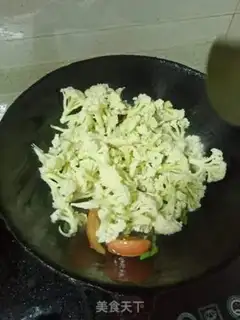 Make Tomato fried flowers step 5