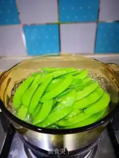 Make Garlic Dutch beans step 1