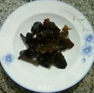Make Fried eggs, black-muck noodles step 1