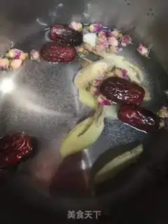 Make Roses with red sugar and ginger tea step 1