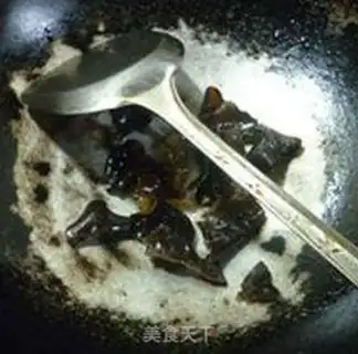 Make Fried eggs, black-muck noodles step 5